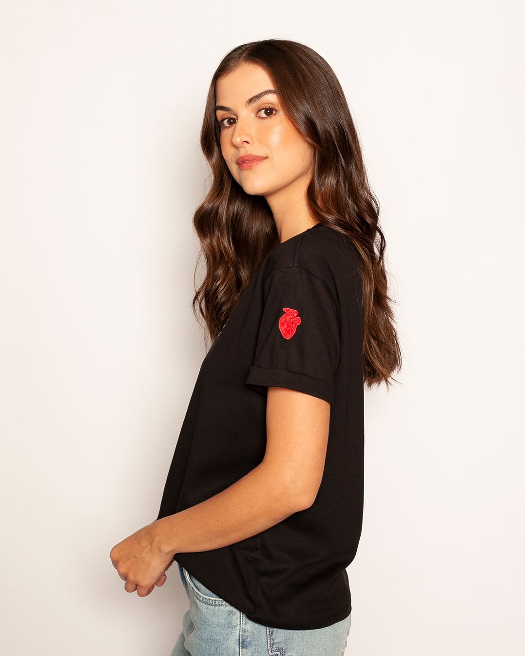 Camiseta Vira Corazones Brillantes Negro