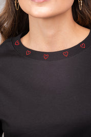 Camiseta Corazones Cuello Negro