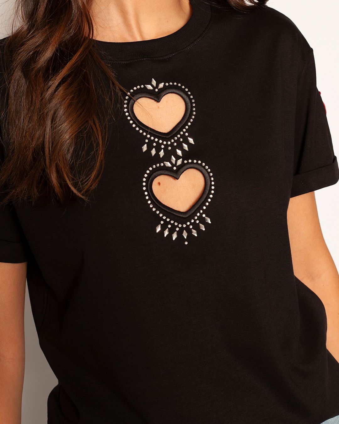 Camiseta Vira Corazones Brillantes Negro