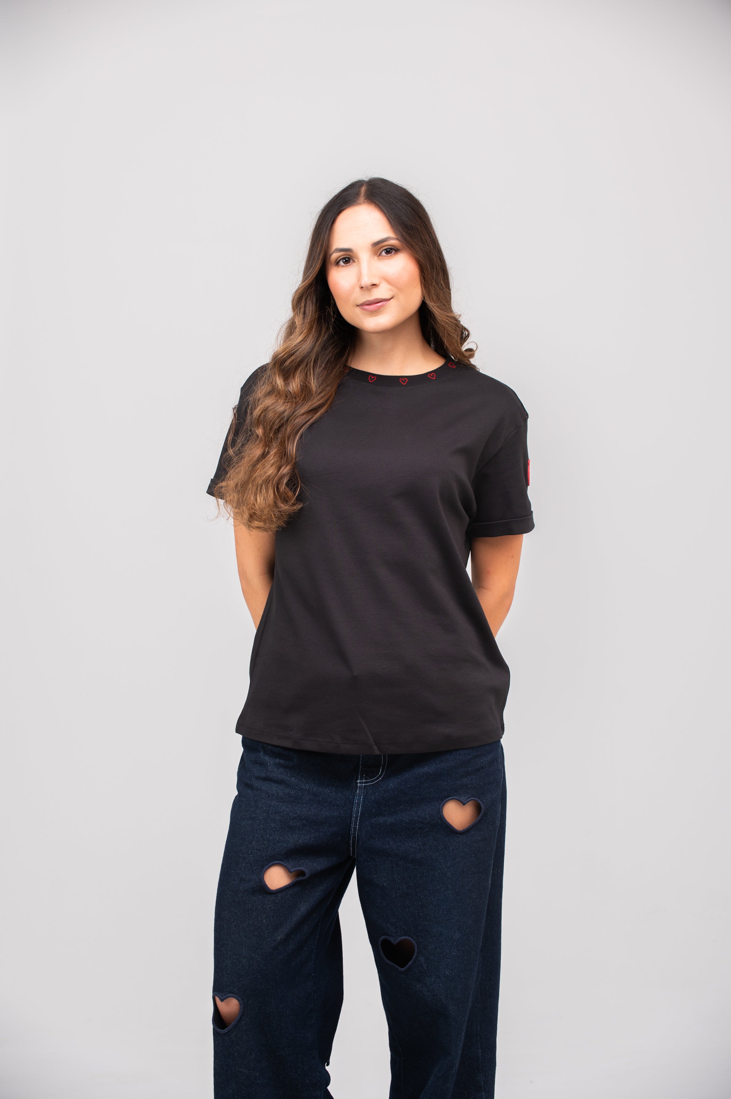 Camiseta Corazones Cuello Negro